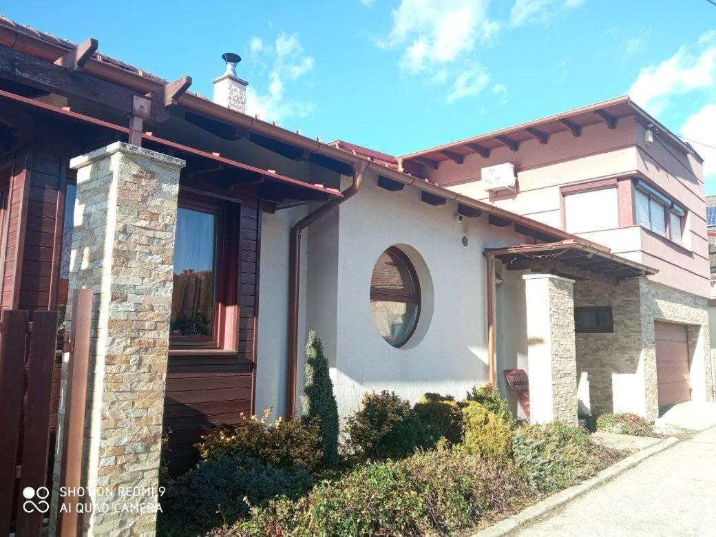 Besenyei Apartman Sárvár Екстериор снимка